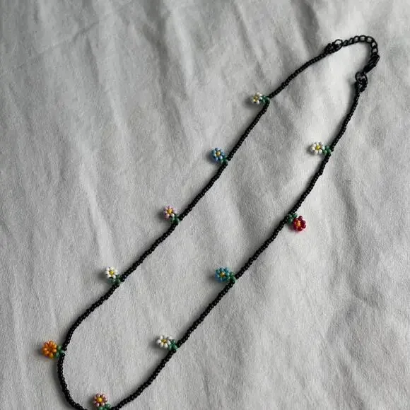 Black beaded flower necklace with - Picture 3 of 3